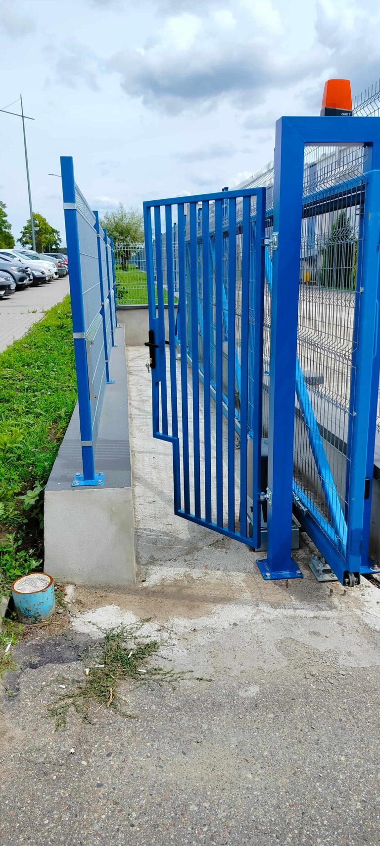 brama stalowa malowana niebieska